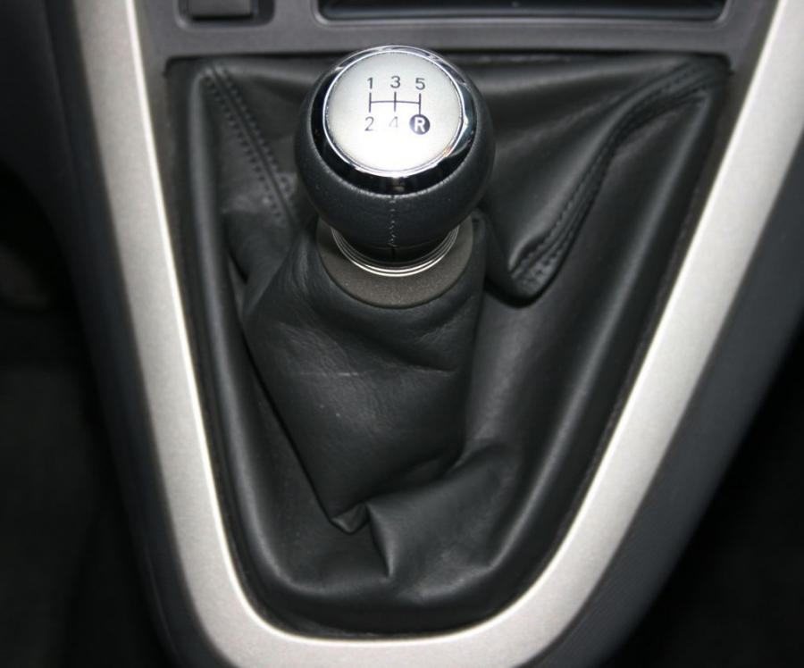Детали интерьера Pontiac Vibe GT 2009 года  (фото 29 из 42)